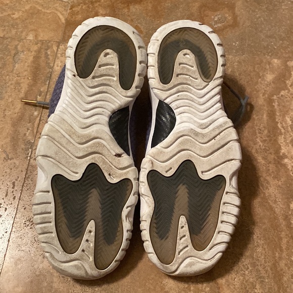 Women’s gray Jordan’s 5 1/2 - Picture 4 of 5